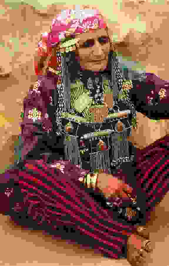 Bedouin-women-and-men-10.jpg