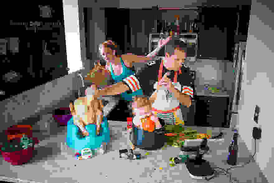 best-case-scenario-realistic-family-chaotic-photography-danielle-guenther-2__880.jpg