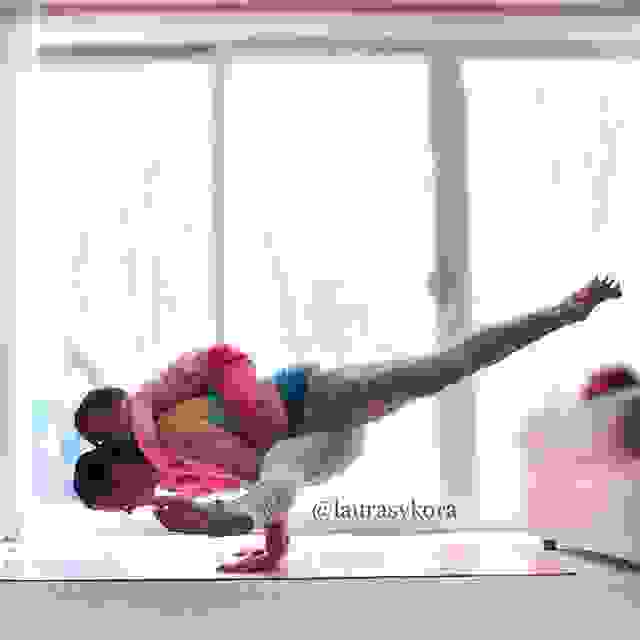 mom-and-daughter-yoga-laura-kasperzak-11