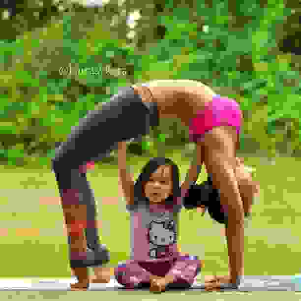 mom-and-daughter-yoga-laura-kasperzak-15
