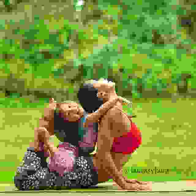 mom-and-daughter-yoga-laura-kasperzak-3