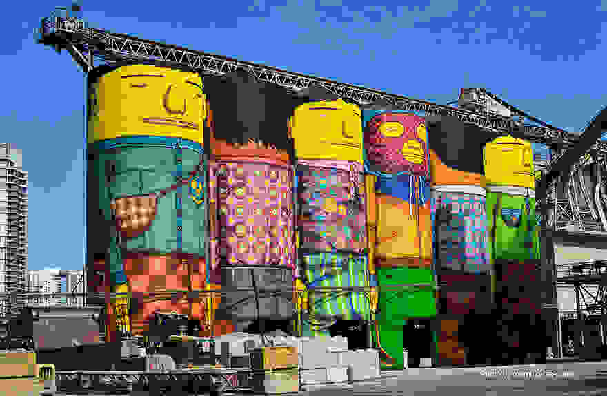 giants-graffiti-industrial-silos-os-gemeos-12.jpg