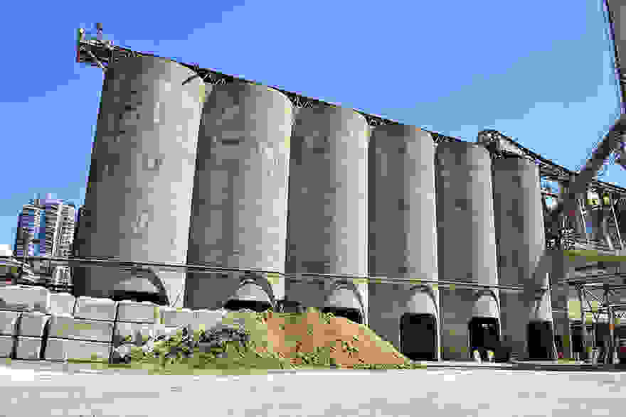 giants-graffiti-industrial-silos-os-gemeos-7.jpg