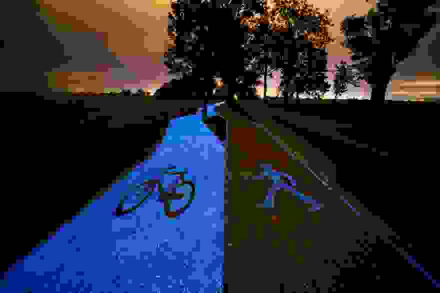 glowing-blue-bike-lane27.jpg