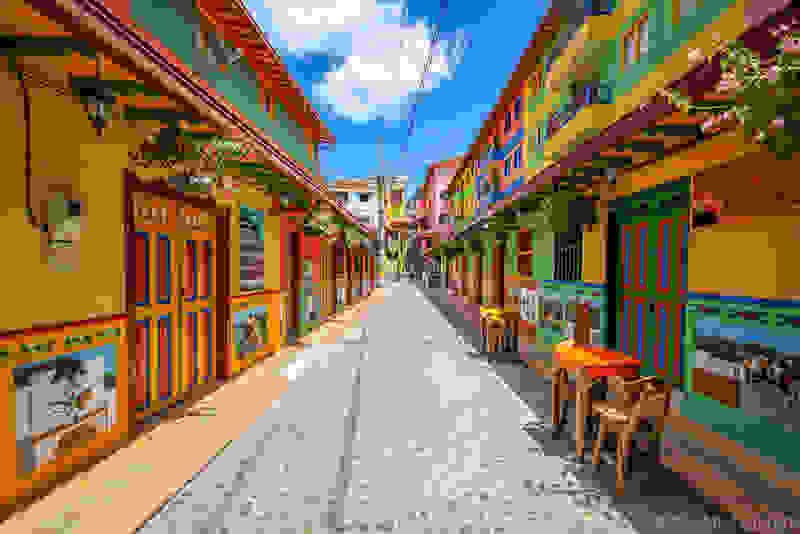 gouatape-i-poli-me-ta-polyxroma-ktiria-guatape1.jpg