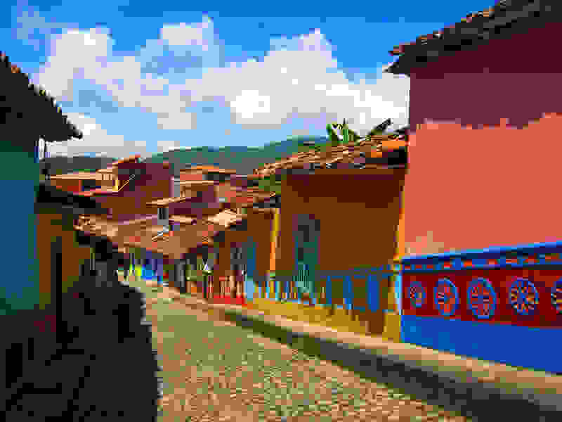 gouatape-i-poli-me-ta-polyxroma-ktiria4.jpg