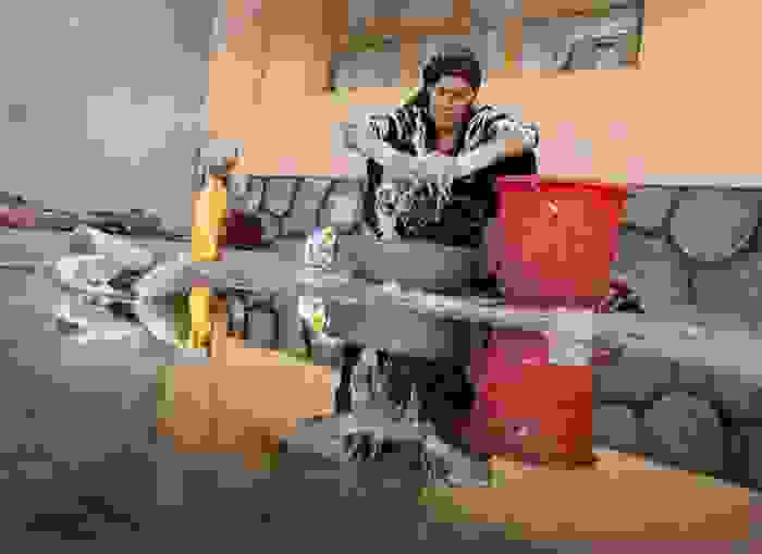 i-zoi-ton-gynaikon-kratoumenon01.jpg