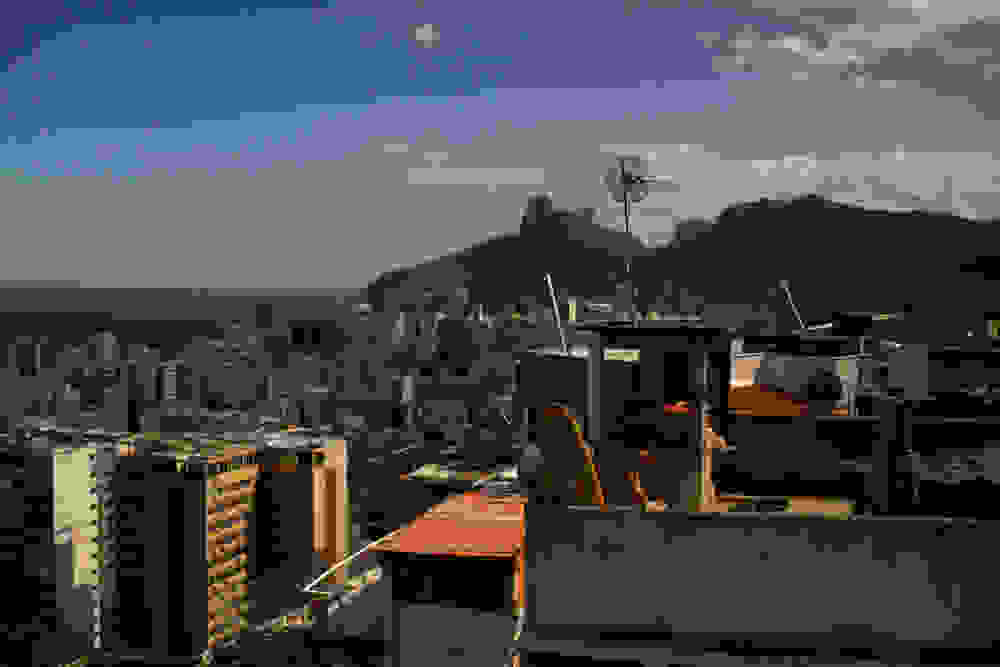 ksenones-stis-faveles-tou-rio18.jpg