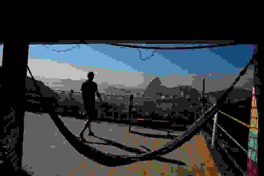 ksenones-stis-faveles-tou-rio2.jpg