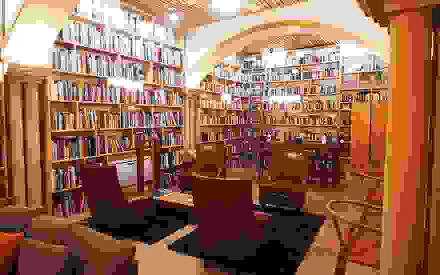 literary-man-hotel-50000-books-portugal-10-1.jpg