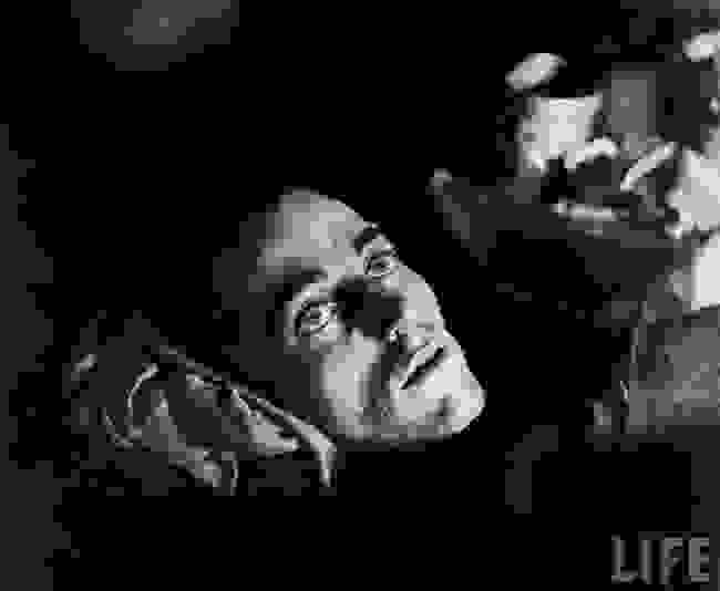 powerful-historic-photos-emotions-expressed-through-eyes-19-650x534.jpg