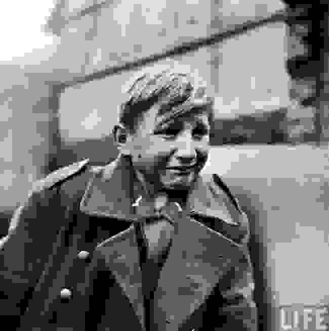 powerful-historic-photos-emotions-expressed-through-eyes-20-650x655.jpg