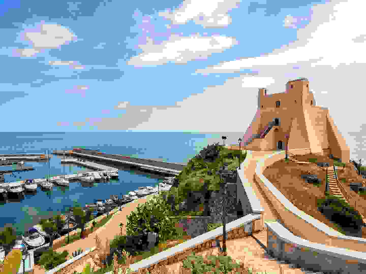 small-towns-italy-Sperlonga-cr-getty.jpg