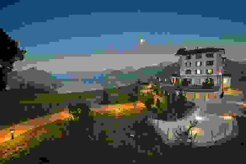 stairway-to-heaven-infinity-pool-hotel-villa-honegg-switzerland-1.jpg