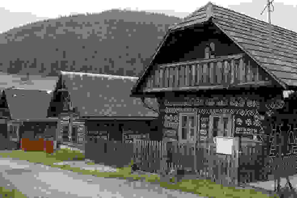 to-xorio-me-ta-zografismena-spitia1.jpg