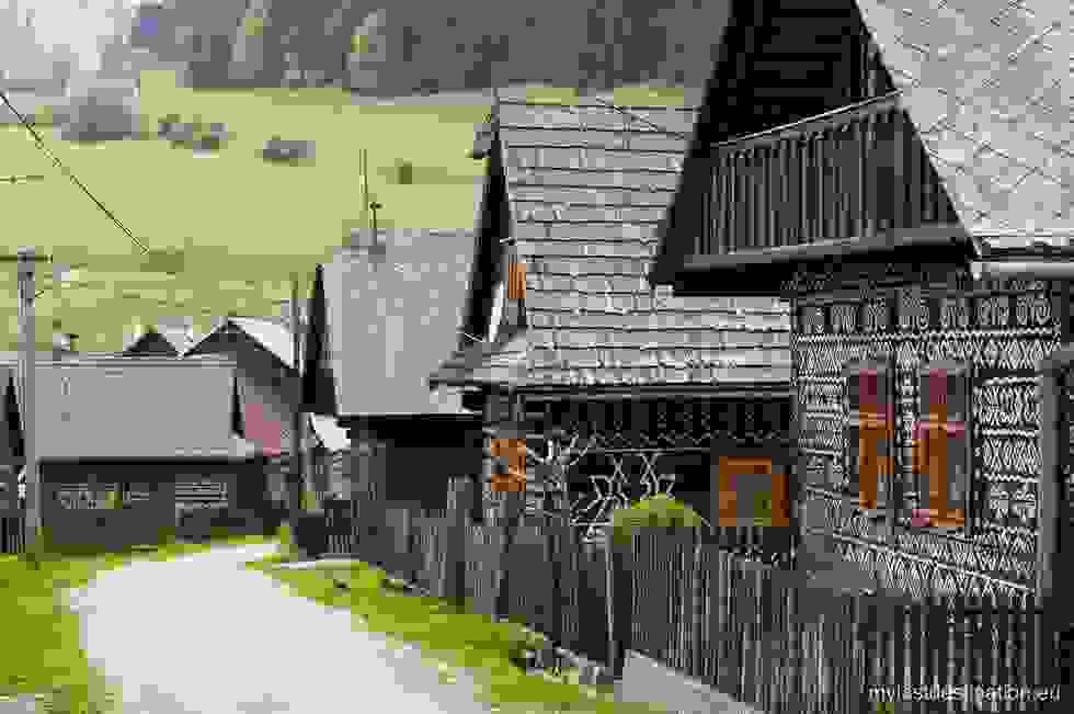 to-xorio-me-ta-zografismena-spitiaVillage.jpg