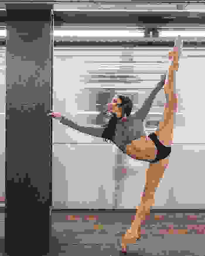 urban-ballet-dancers-new-york-streets-omar-robles-28-57b30e835b92a__700.jpg