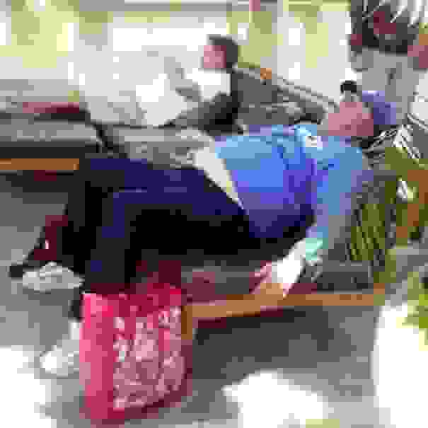 what-men-do-when-they-wait-for-their-wifes_2b62d7068d3ea64bfaf3e17ca9791550.jpg