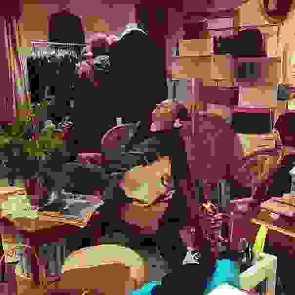 what-men-do-when-they-wait-for-their-wifes_a7ea2aa7fb0d8d4220fc70a71d81cc05.jpg