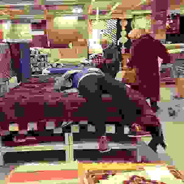 what-men-do-when-they-wait-for-their-wifes_dc3adcb4d8bed245ba6b3c16dd211ecb.jpg