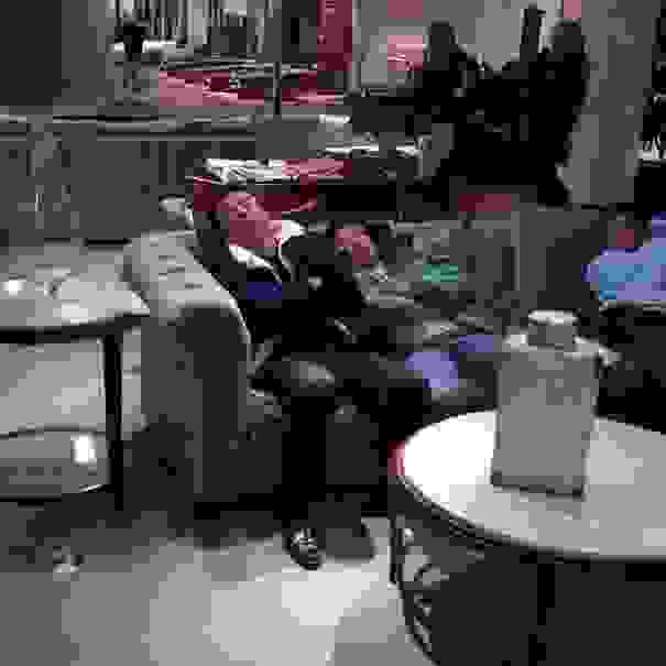 what-men-do-when-they-wait-for-their-wifes_e615379132708e08002839851b42086a.jpg
