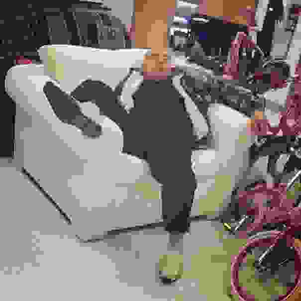 what-men-do-when-they-wait-for-their-wifes_ee3fde910b0c08d76396b33e16514d92.jpg