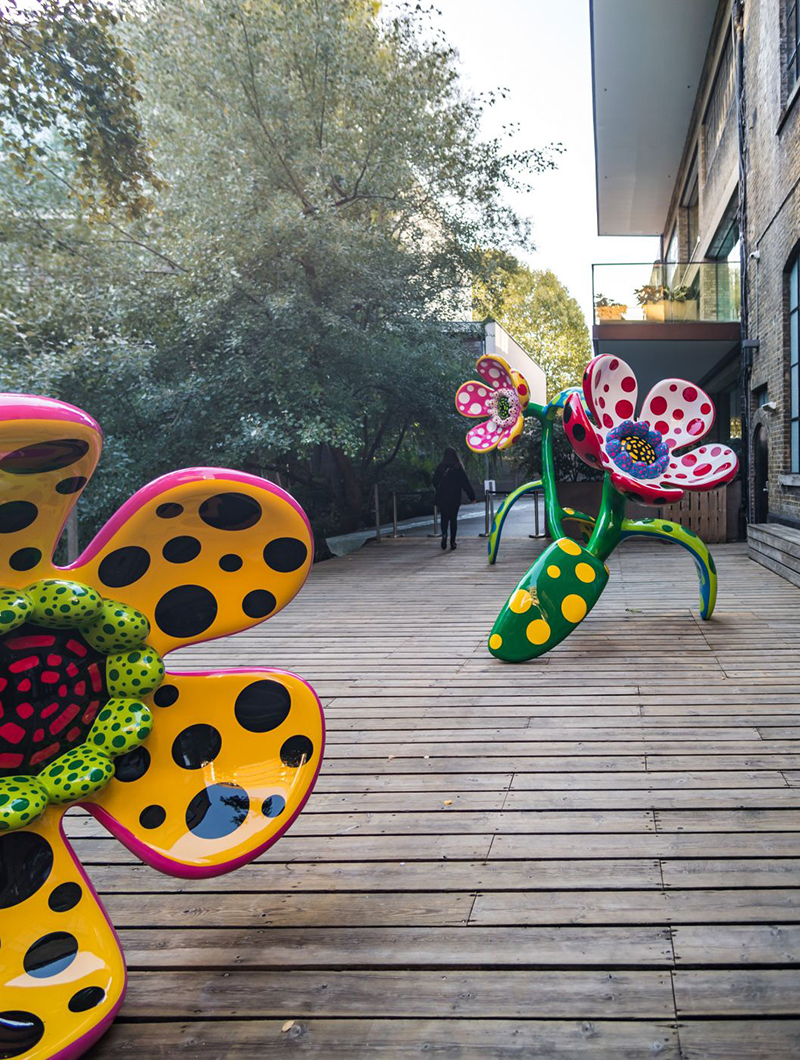 yayoi-kusama-i-gynaika-poy-metetrepse-tin-psyhiki-tis-diatarahi-se-tehni0.jpg