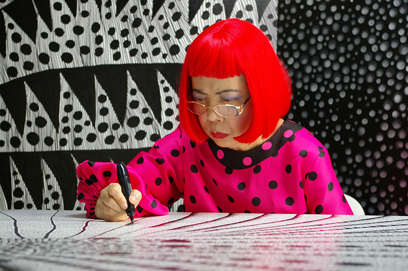 yayoi-kusama-i-gynaika-poy-metetrepse-tin-psyhiki-tis-diatarahi-se-tehni2.jpg