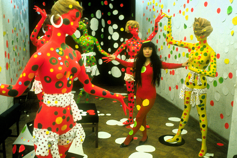 yayoi-kusama-i-gynaika-poy-metetrepse-tin-psyhiki-tis-diatarahi-se-tehni3.jpg