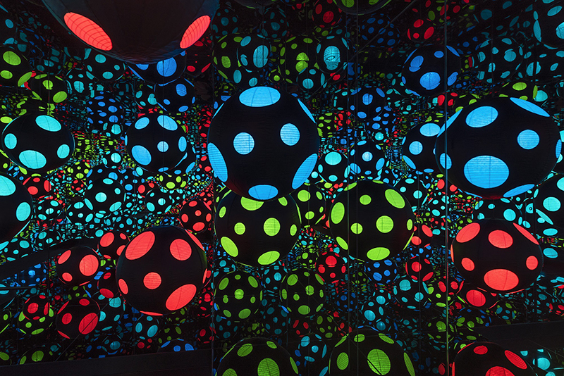 yayoi-kusama-i-gynaika-poy-metetrepse-tin-psyhiki-tis-diatarahi-se-tehnid_1.jpg