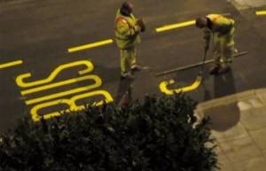 Δείτε πώς γράφουν τα γράμματα στους δρόμους! (video)