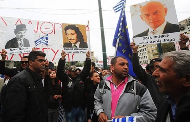 Ο Γιουλ Μπρίνερ και η πολύχρωμη διαδήλωση των Ρομά