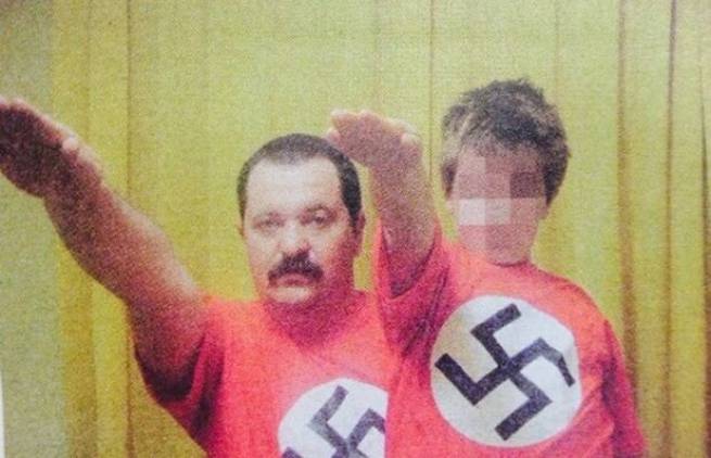 Νέες φωτογραφίες: Ο Παππάς μαθαίνει τα παιδιά του να χαιρετούν ναζιστικά