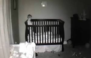 Τι κάνει το μωρό όταν σβήνουν τα φώτα; (video)