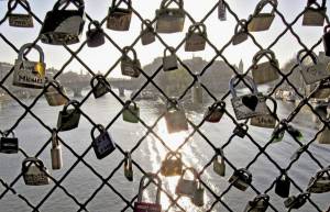 Γέφυρες υποφέρουν από το βάρος του... έρωτα