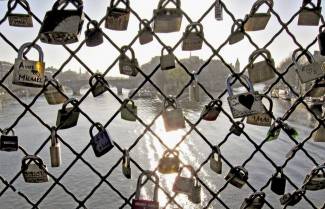 Γέφυρες υποφέρουν από το βάρος του... έρωτα