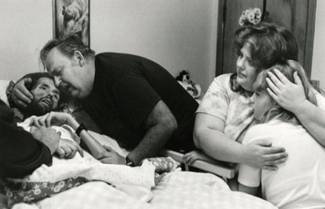 Η ιστορία της συγκλονιστικότερης φωτογραφίας για το AIDS