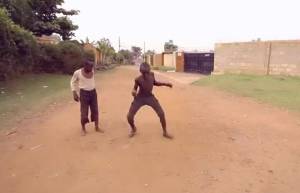 Ένα παιδί χορεύει στη μέση του δρόμου...  Η...συνέχεια, στο video! (video)