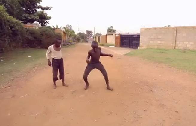 Ένα παιδί χορεύει στη μέση του δρόμου...  Η...συνέχεια, στο video! (video)