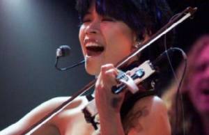 «Η μητέρα μου με χτυπούσε και με ανάγκαζε να την προσκυνώ» (pics)