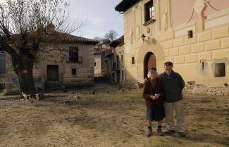 Το ζευγάρι που ζει μόνο του σε εγκαταλελειμμένο χωριό
