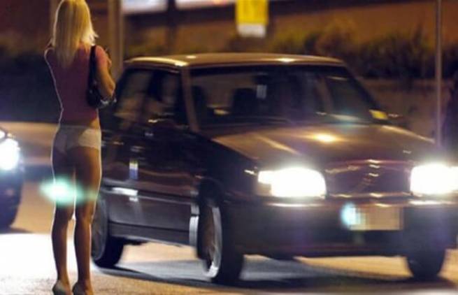 20χρονοι έκαναν σκοποβολή σε πόρνες και τρανσέξουαλ! (video)