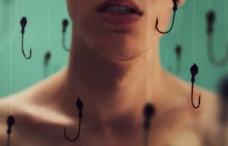 Αθέατη Βία - Η αγάπη δεν πρέπει να πονάει (video)