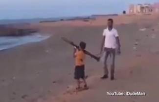 Λίβυος διδάσκει σε παιδάκι να ρίχνει με αντιαρματικό (video)