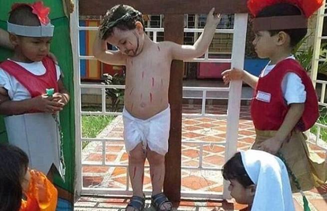 Έβαλαν μωρά παιδιά να παραστήσουν τον Ιησού στον Σταυρό