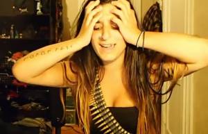 Χρυσαυγίτισσα ζωσμένη στ΄άρματα τραγουδάει Σφακιανάκη με πάθος! (video)