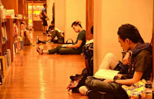 Ένα βιβλιοπωλείο που μένει ανοιχτό όλη νύχτα