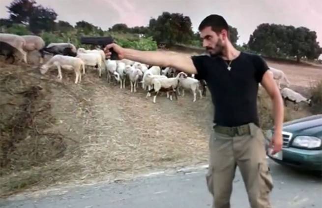 Συνενοχή: Μια εκπληκτική ταινία για την αλόγιστη χρήση των όπλων (video)