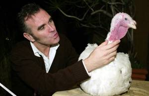 O Morrissey και η PETA παρουσιάζουν τη ζωή ενός κοτόπουλου (video)