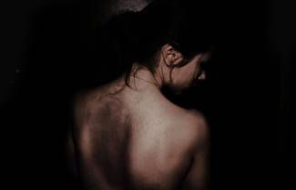 Πότε δέρνει ο σύζυγος, πότε ο πατέρας και πότε ο πεθερός